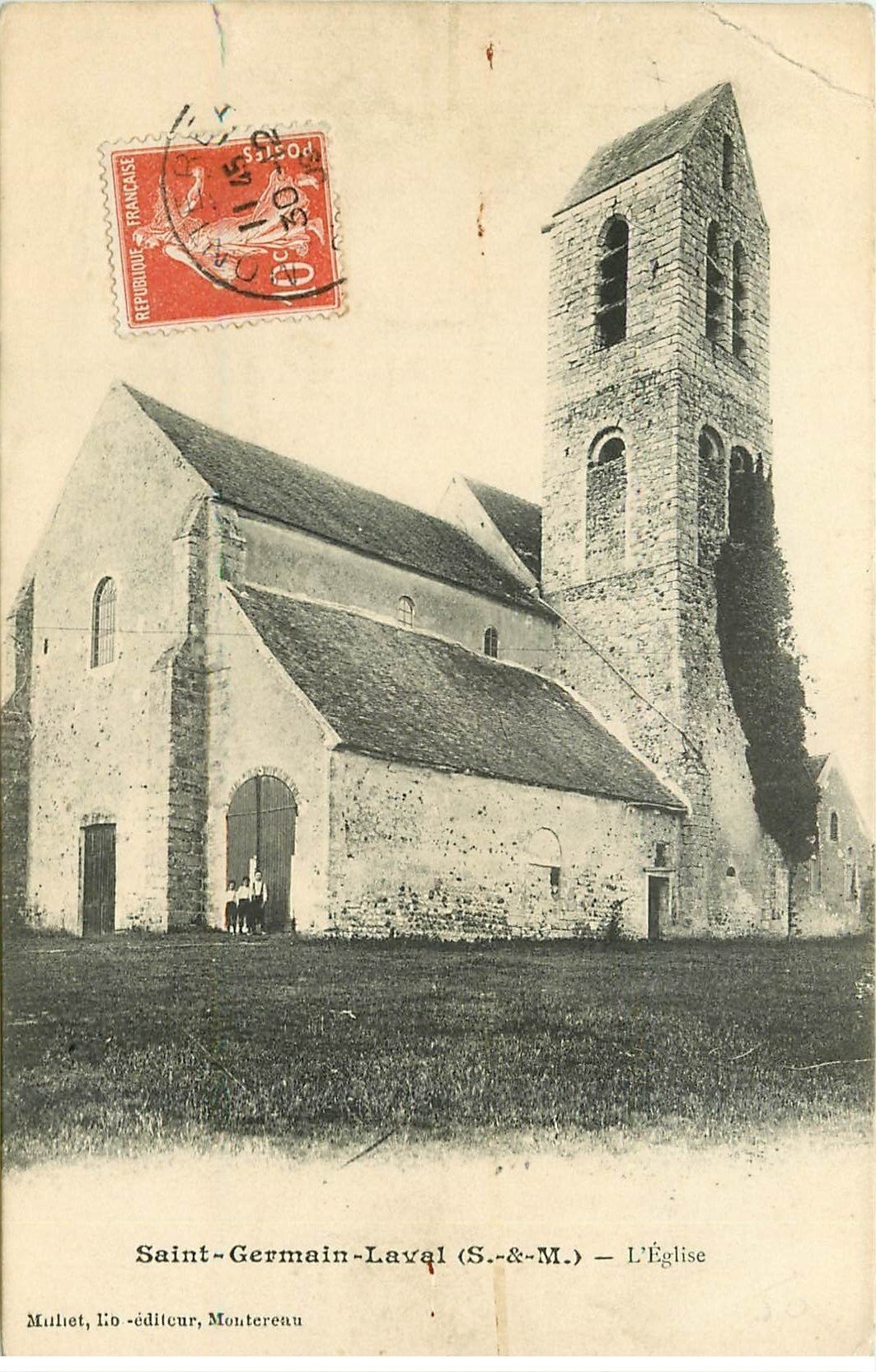 carte postale ancienne 77 SAINT-GERMAIN-LAVAL. L'Eglise 1909 petite animation. Pli coin droit