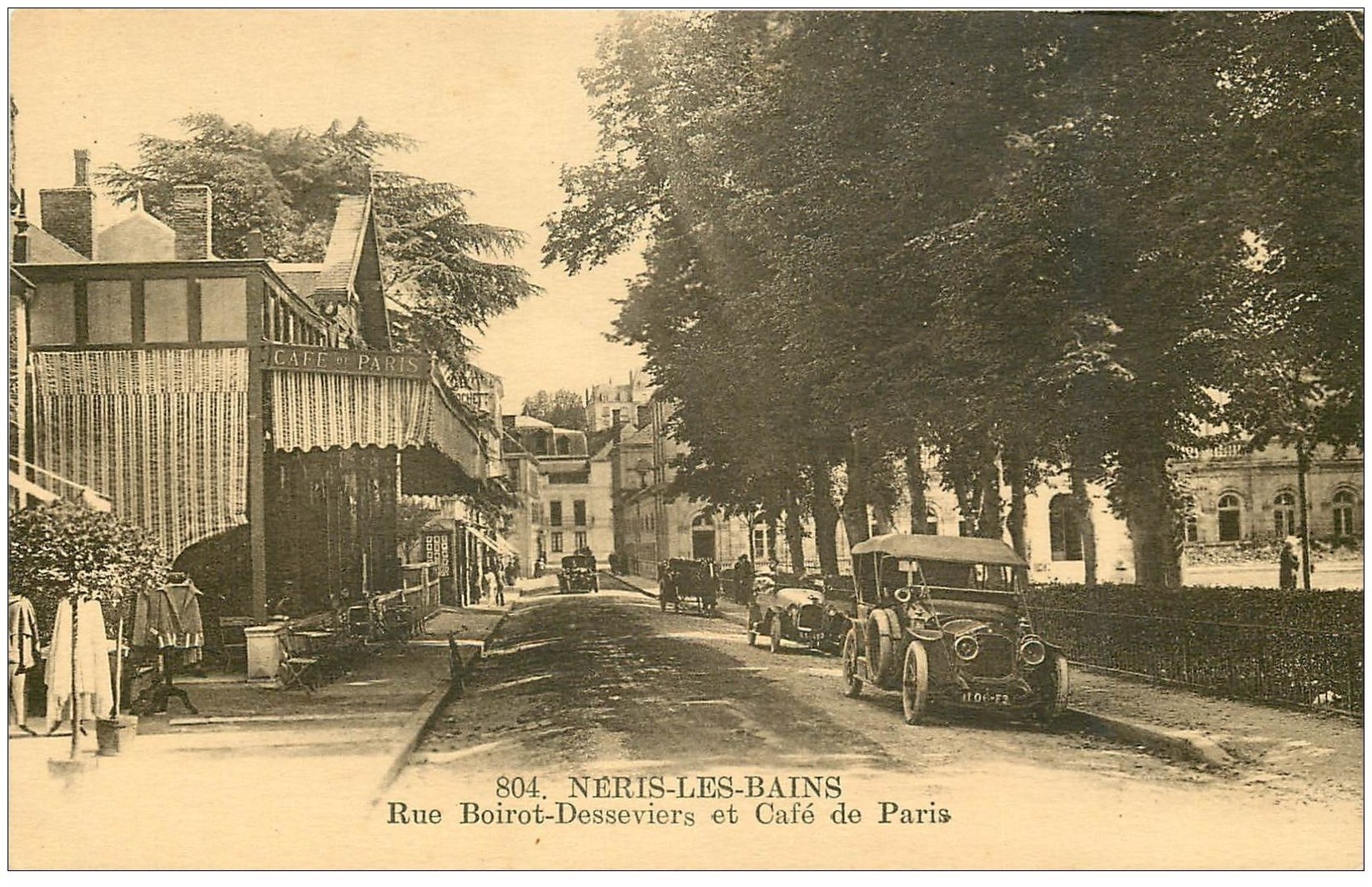 03 NERIS-LES-BAINS. Café de Paris Rue Boirot-Desseviers voitures anciennes