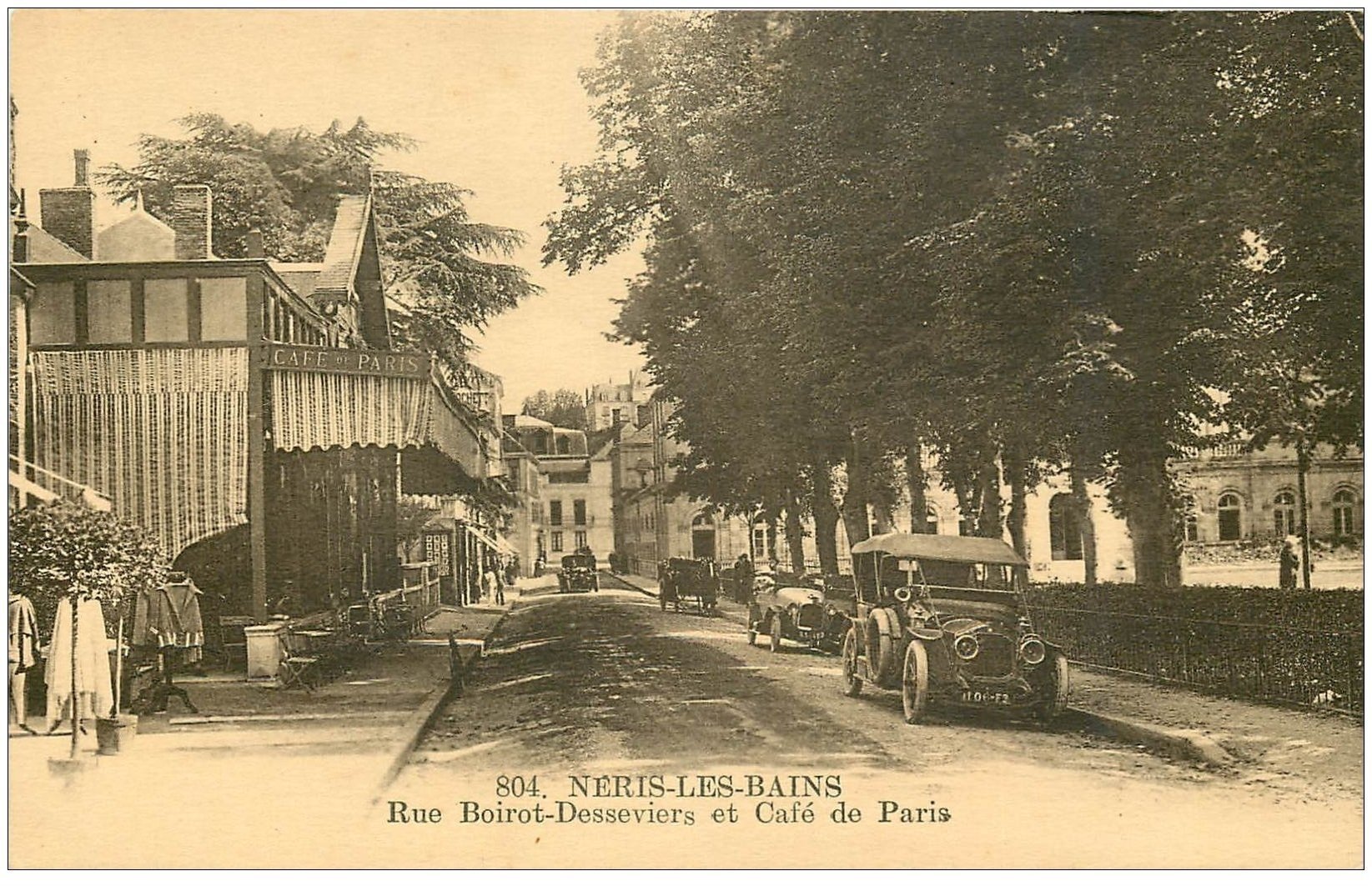 carte postale ancienne 03 NERIS-LES-BAINS. Café de Paris Rue Boirot-Desseviers voitures anciennes