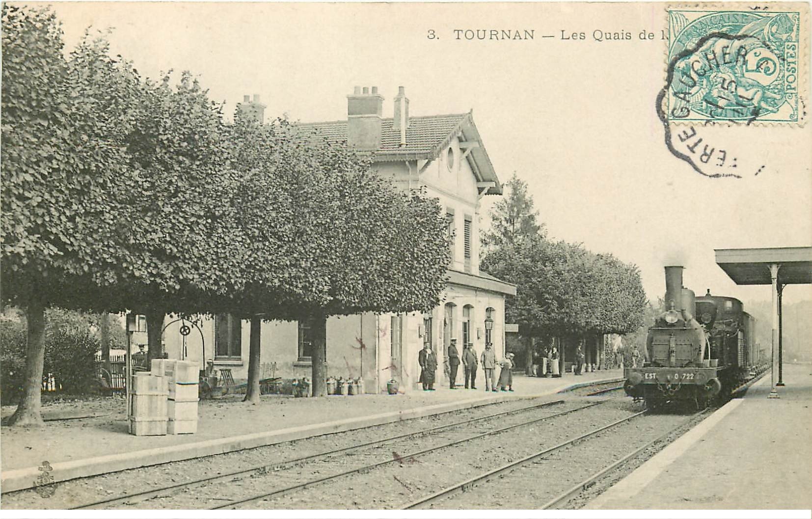 carte postale ancienne 77 TOURNAN. Les Quais de la Gare avec locomotive à vapeur 1905