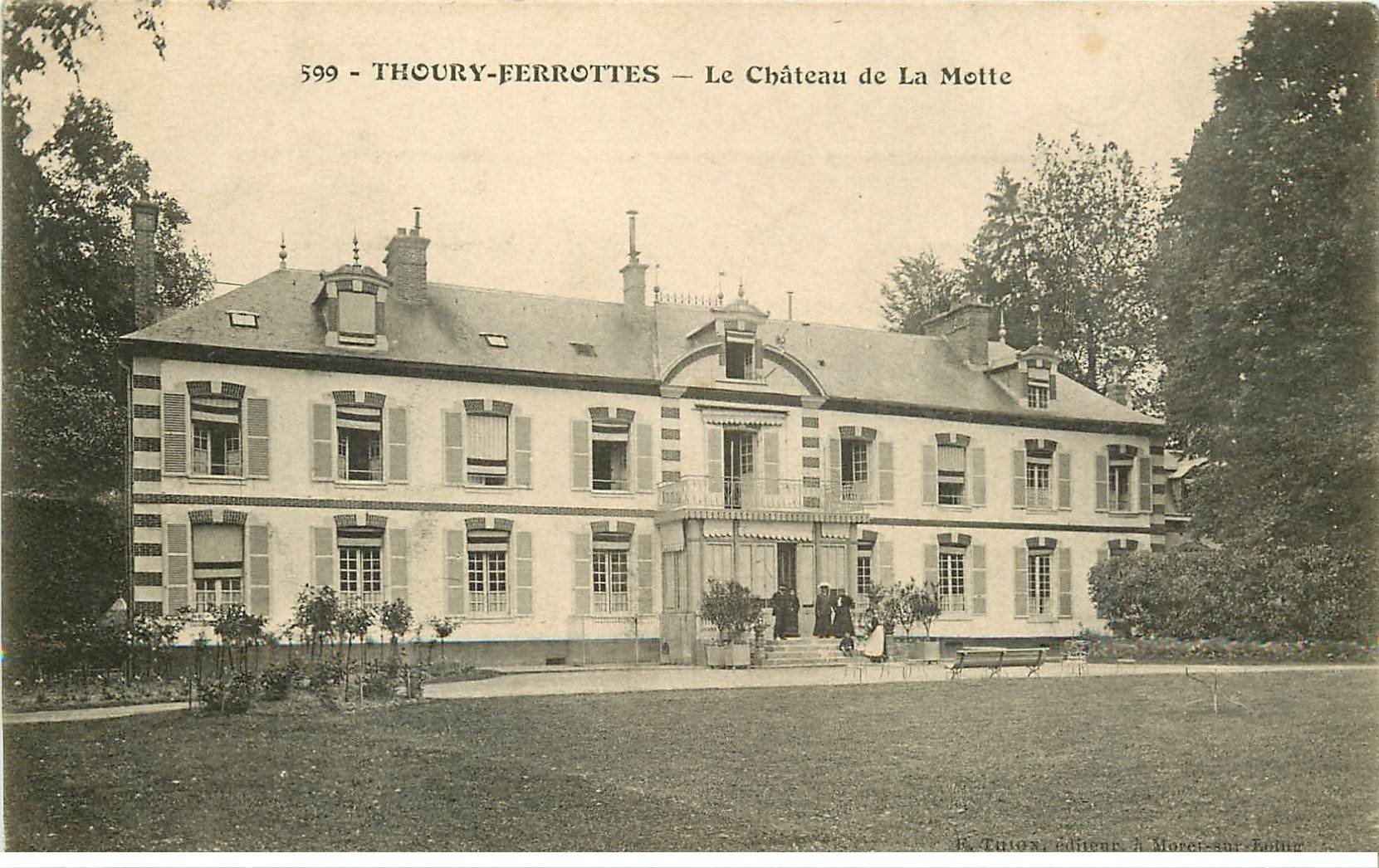 carte postale ancienne 77 THOURY-FERROTTES. Château de la Motte animation sur le Perron