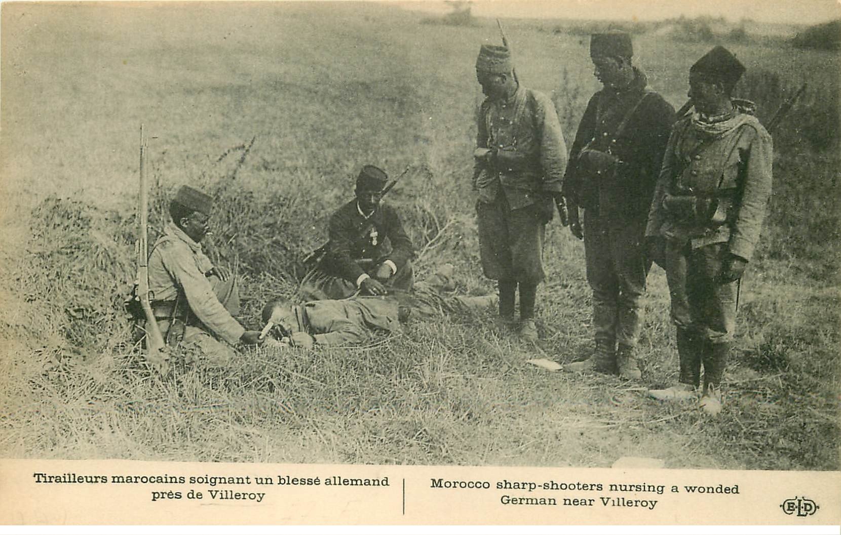 carte postale ancienne 77 VILLEROY. Tirailleurs Marocains soignant un blessé Allemand