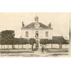 carte postale ancienne 77 VILLENEUVE-LE-COMTE. La Mairie avec Cycliste