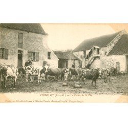 77 VERDELOT. La Ferme de la fée 1905 Paysans et Vaches