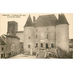 carte postale ancienne 77 NEMOURS. Le Château Cour d'Entrée animation
