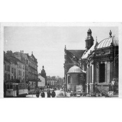 carte postale ancienne 77 FONTAINEBLEAU. Eglise Rue Grande Tramway et Prisunic. carte Photo