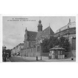carte postale ancienne 77 FONTAINEBLEAU. Eglise Rue Grande et Kiosque. Carte émaillographie