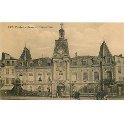 carte postale ancienne 77 FONTAINEBLEAU. Hôtel de Ville n°207 animation