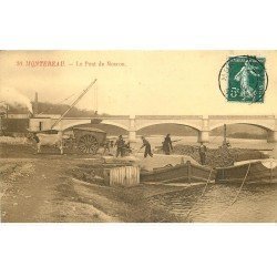 carte postale ancienne 77 MONTEREAU. Pont de Moscou Ouvriers et Attelage, Péniche 1909