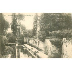 carte postale ancienne 77 MORET-SUR-LOING. Les Remparts et Lavandière