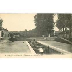 carte postale ancienne 77 MORET-SUR-LOING. Ecluse et Péniche