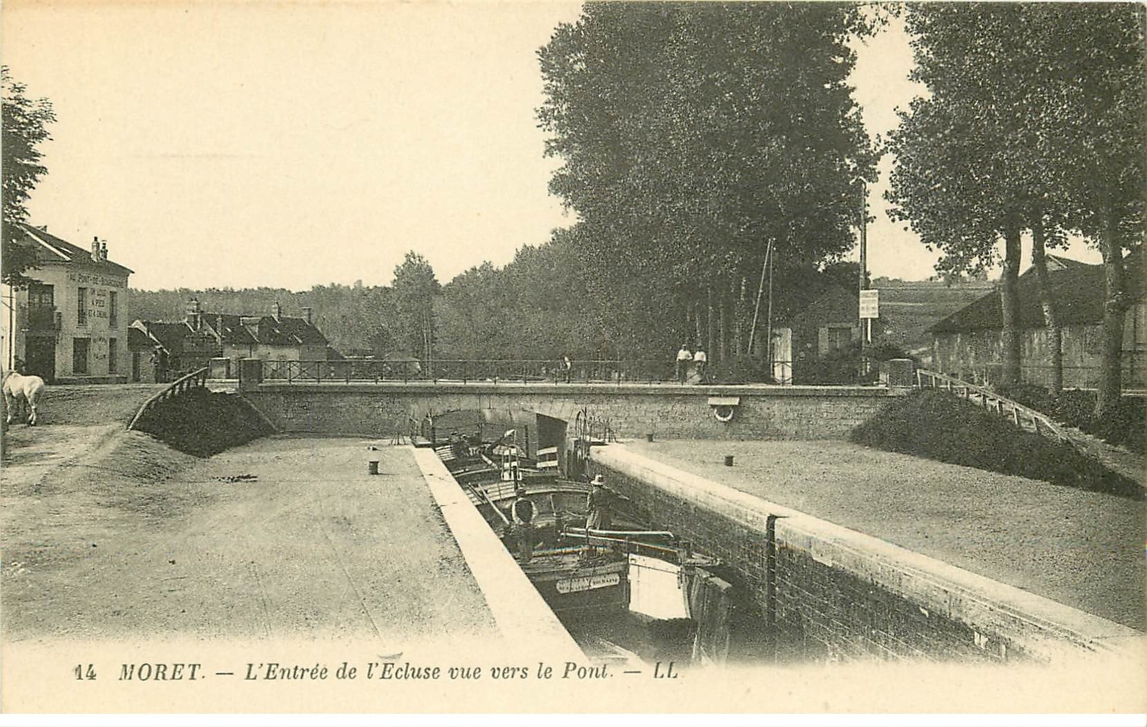 carte postale ancienne 77 MORET-SUR-LOING. Ecluse et Péniche