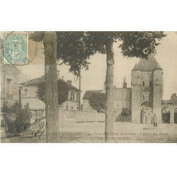 carte postale ancienne 77 MORET-SUR-LOING. Ecole des Filles et Hôtel du Cheval Noir