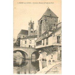 carte postale ancienne 77 MORET-SUR-LOING. Pêcheurs Porte du Pont