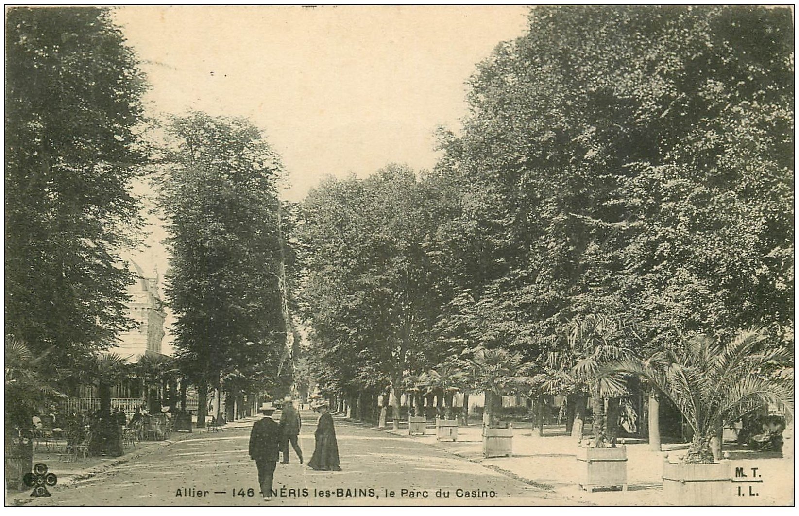 carte postale ancienne 03 NERIS-LES-BAINS. Parc du Casino 1916