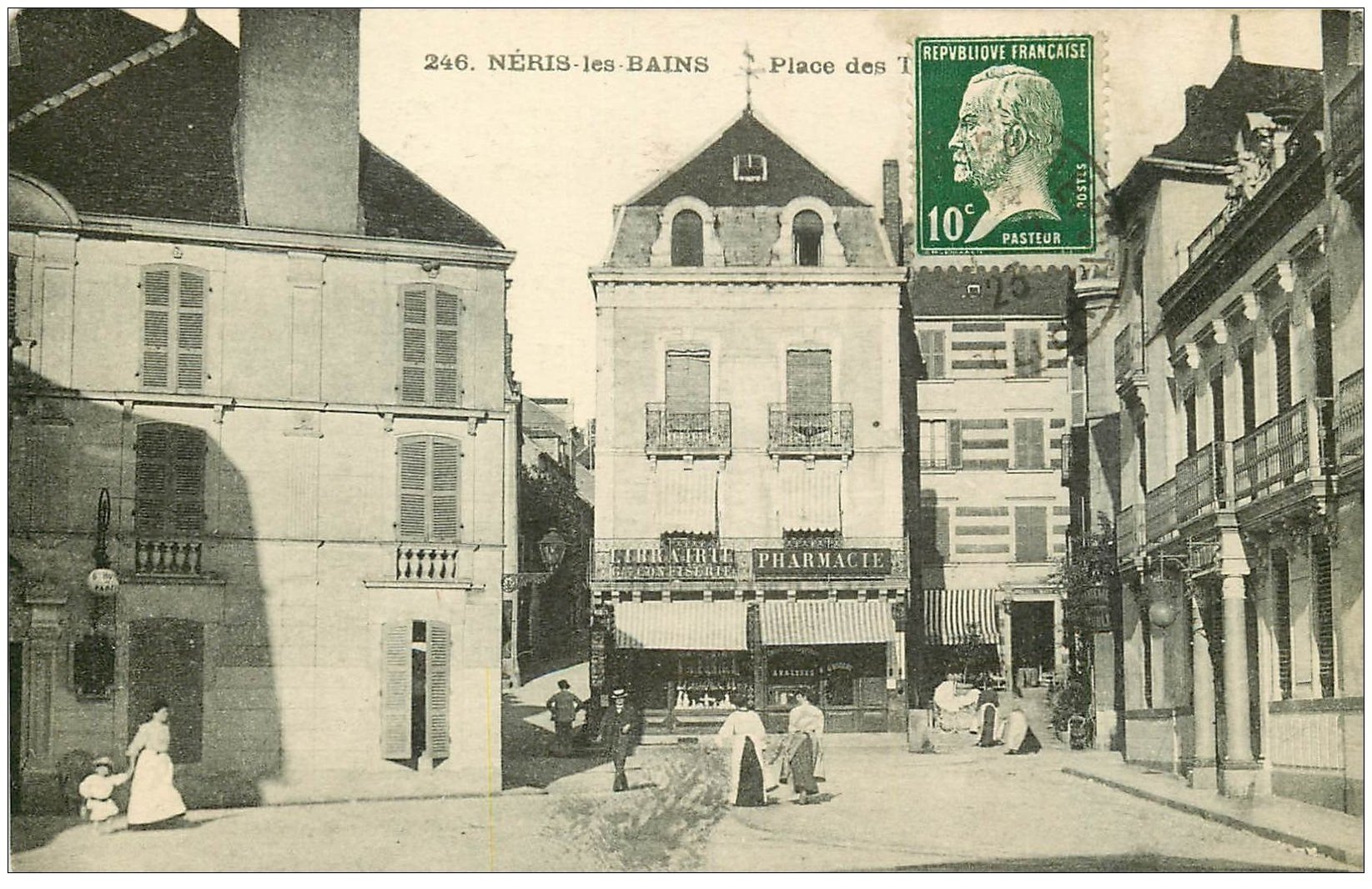 03 NERIS-LES-BAINS. Place des Thermes 1923 Librairie et Pharmacie