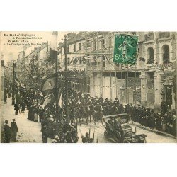 carte postale ancienne 77 FONTAINEBLEAU. Grande Rue 1913 Cortège Roi Espagne et Dragons