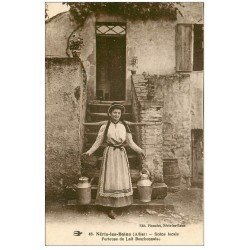 carte postale ancienne 03 NERIS-LES-BAINS. Porteuse de lait Bourbonnaise