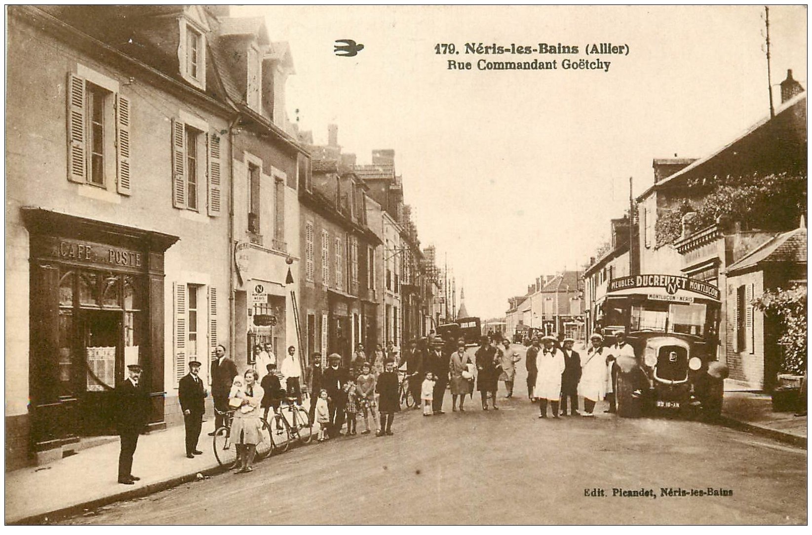 carte postale ancienne 03 NERIS-LES-BAINS. Rue Goëtchy. Chauffeur Autocar ancien et Café de la Poste 1930