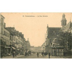 carte postale ancienne 77 FONTAINEBLEAU. Grande Rue 1920 Kiosque à journaux