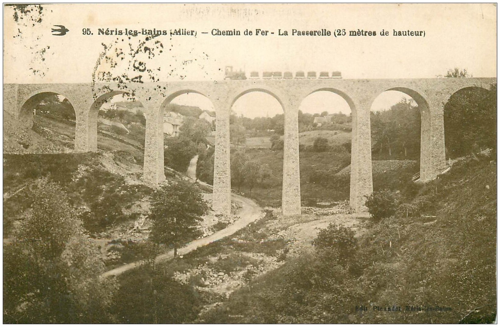 carte postale ancienne 03 NERIS-LES-BAINS. Train sur la Passerelle 1931. Chemin de Fer
