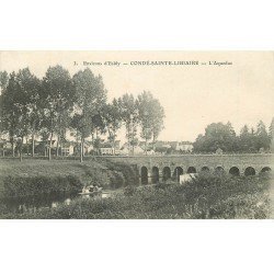 carte postale ancienne K. 77 CONDE-SAINTE-LIBIAIRE. L'Aqueduc avec Canotiers