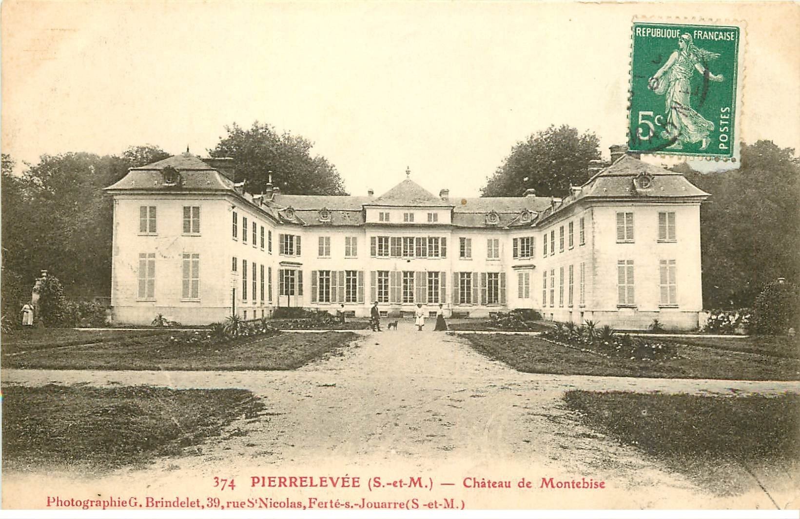 carte postale ancienne K. 77 PIERRELEVEE. Château de Montebise petite animation vers 1913