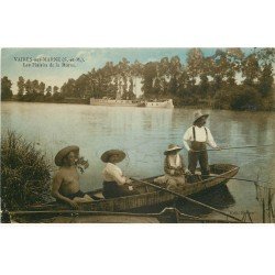 carte postale ancienne K. 77 VAIRES-SUR-MARNE. Pêcheur, Pêcheuse et Rameuse sur barque 1929