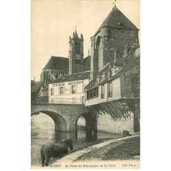 carte postale ancienne K. 77 MORET-SUR-LOING. Porte de Bourgogne Epicerie Mercerie. Cheval près du Pont