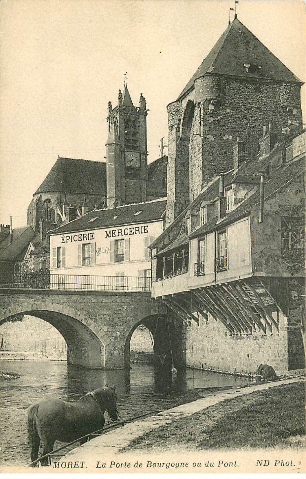 carte postale ancienne K. 77 MORET-SUR-LOING. Porte de Bourgogne Epicerie Mercerie. Cheval près du Pont