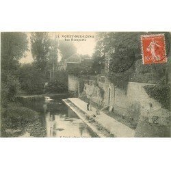 carte postale ancienne K. 77 MORET-SUR-LOING. Lavandière près des Remparts vers 1907