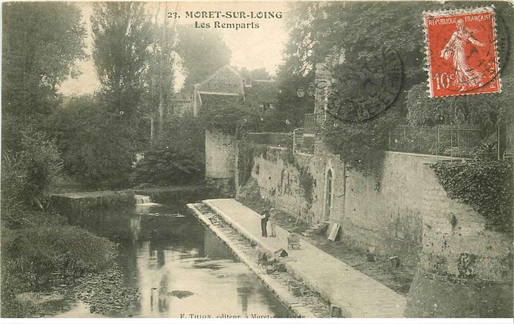 carte postale ancienne K. 77 MORET-SUR-LOING. Lavandière près des Remparts vers 1907