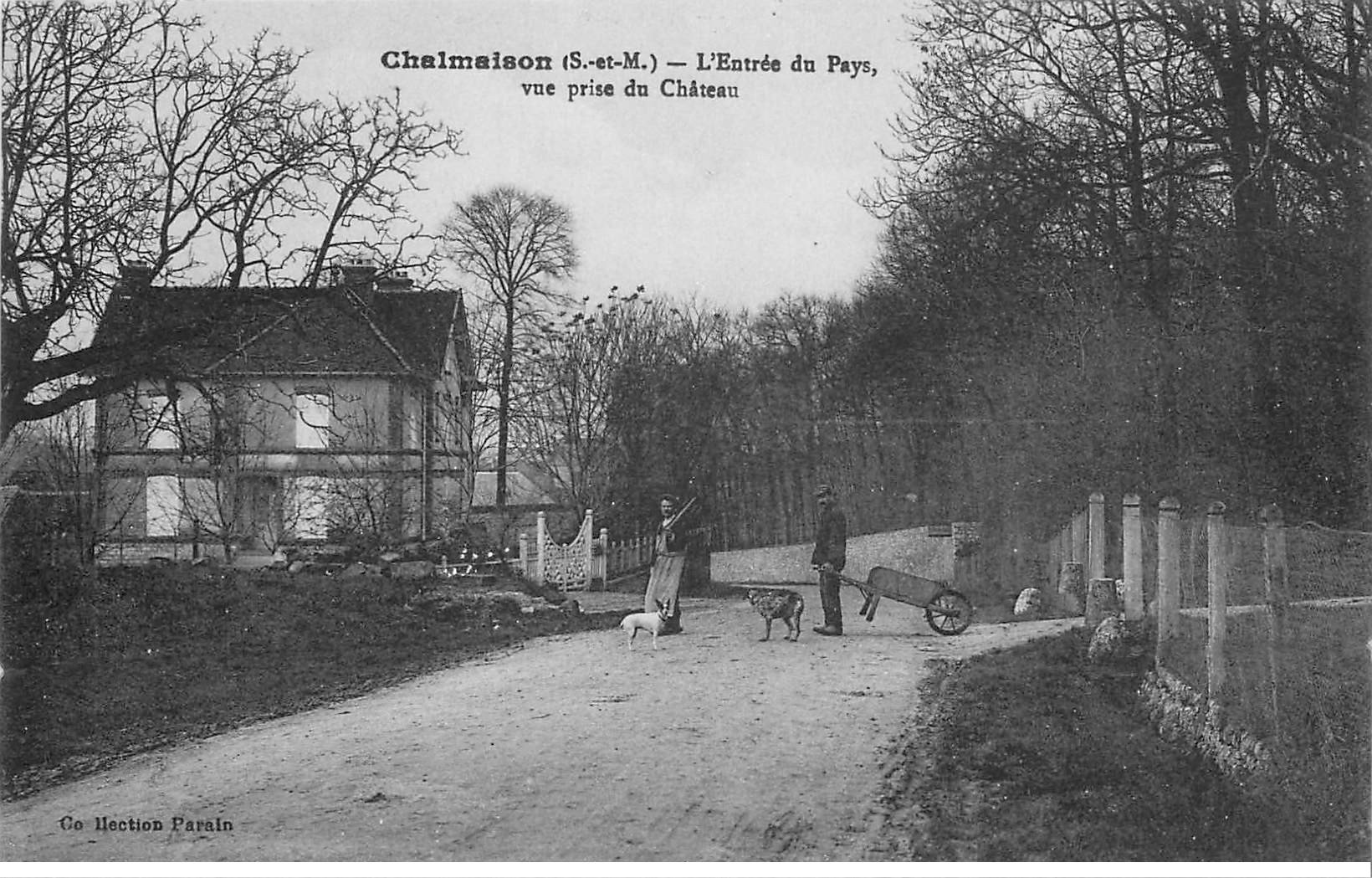 carte postale ancienne K. 77 CHALMAISON. Entrée du Pays Ouvriers et Chiens
