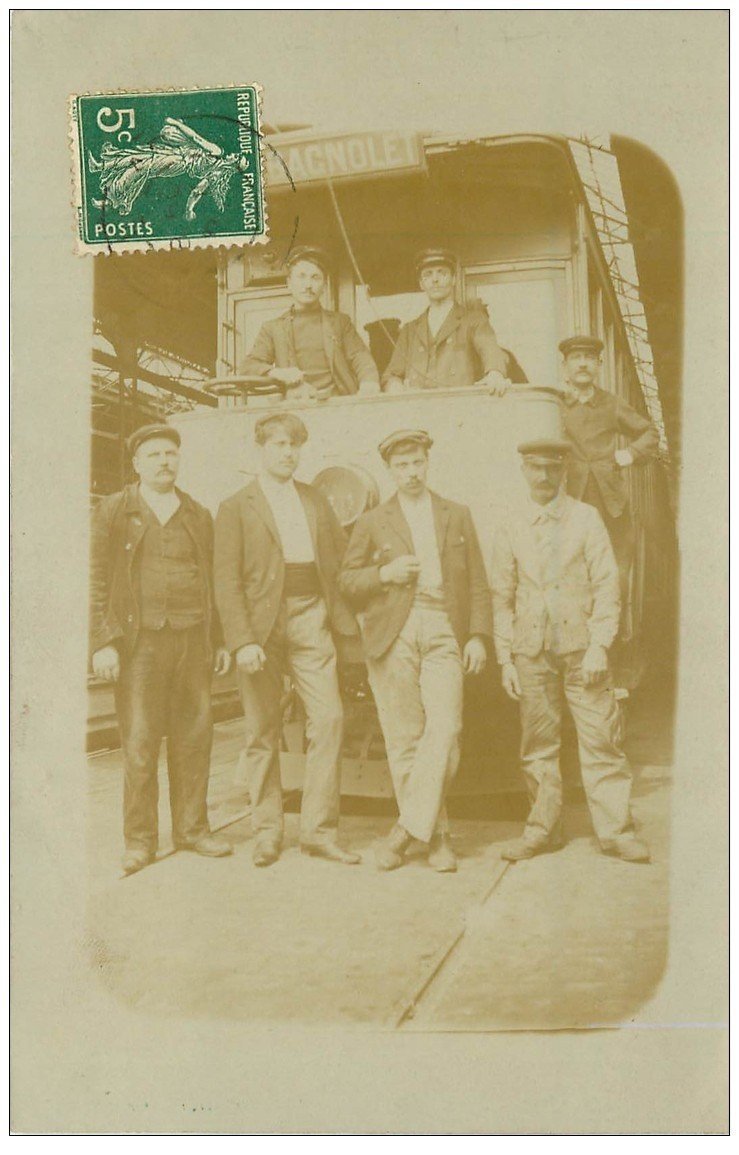 Top Rare 93 BAGNOLET LES LILAS. Carte Photo 1909 Conducteurs de Tramway au Dépôt de l'Est. Transports et Mécaniciens