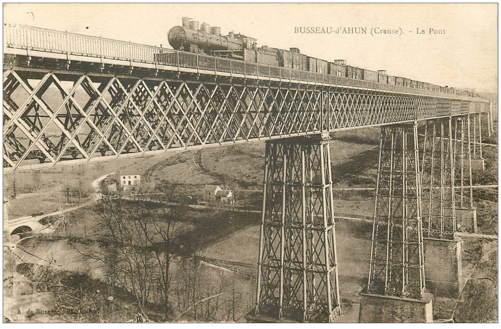 carte postale ancienne 23 BUSSEAU-D'AHUN. Train locomotive à vapeur sur le Pont