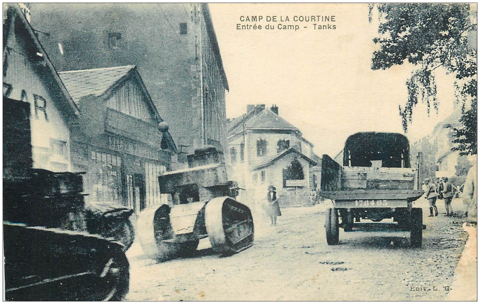 carte postale ancienne 23 CAMP DE LA COURTINE. Tanks à l'entrée avec Soldats Militaires 1931