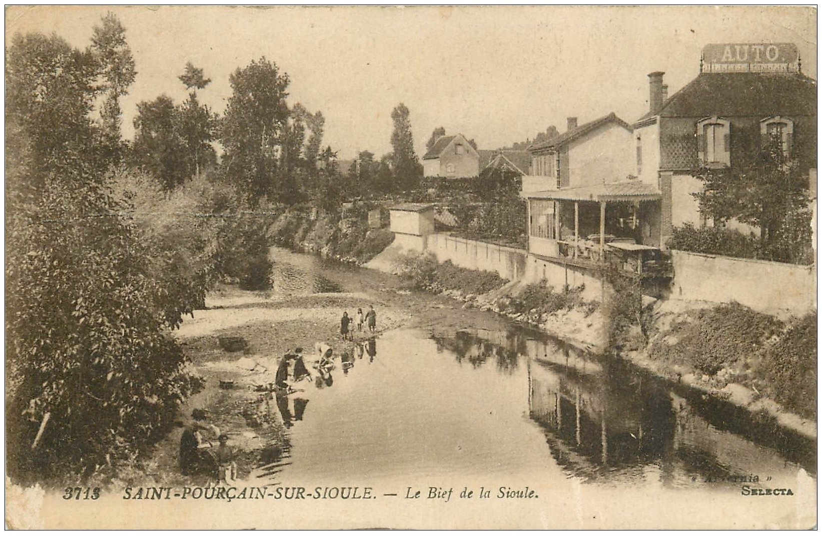 carte postale ancienne 03 SAINT-POURCAIN-SUR-SIOULE. Le Bief de la Sioule. Lavandières 1919