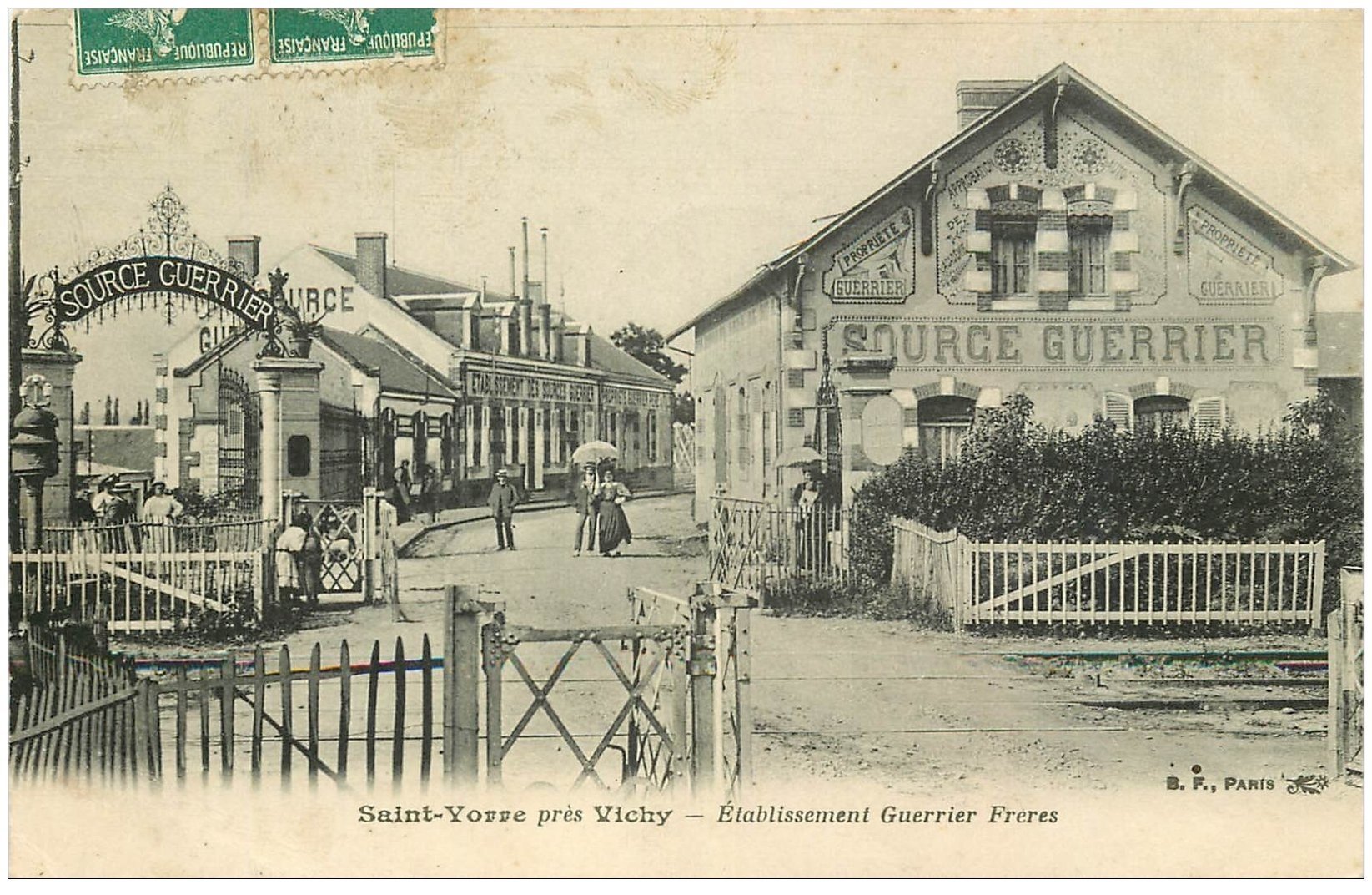 03 SAINT-YORRE. Etablissement Source Guerrier 1909. Passage à niveau du Train