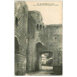 carte postale ancienne 24 BOURDEILLES. Puits et Cour de la Forteresse