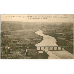 carte postale ancienne 24 DOMME. Personnages sur Grands Rochers de la Barre 1932