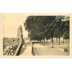 carte postale ancienne 24 NONTRON. Place Saint-Etienne Monument aux Morts