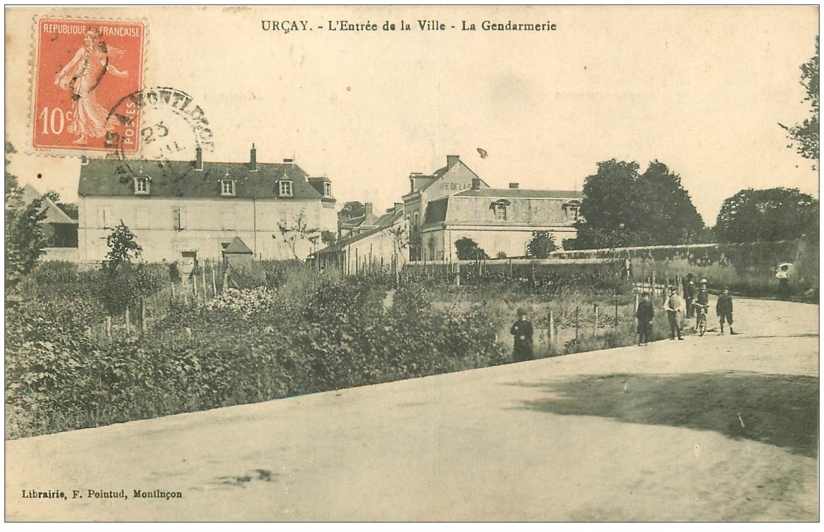 carte postale ancienne 03 URCAY. La Gendarmerie à l'Entrée de la Ville 1911