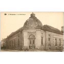 24 PERIGUEUX. Enfants sur les marches de la Bibliothèque