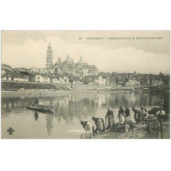 24 PERIGUEUX. Lavandières Laveuses et Passeur en barque. Cathédrale vue du Pont Saint-Geoges