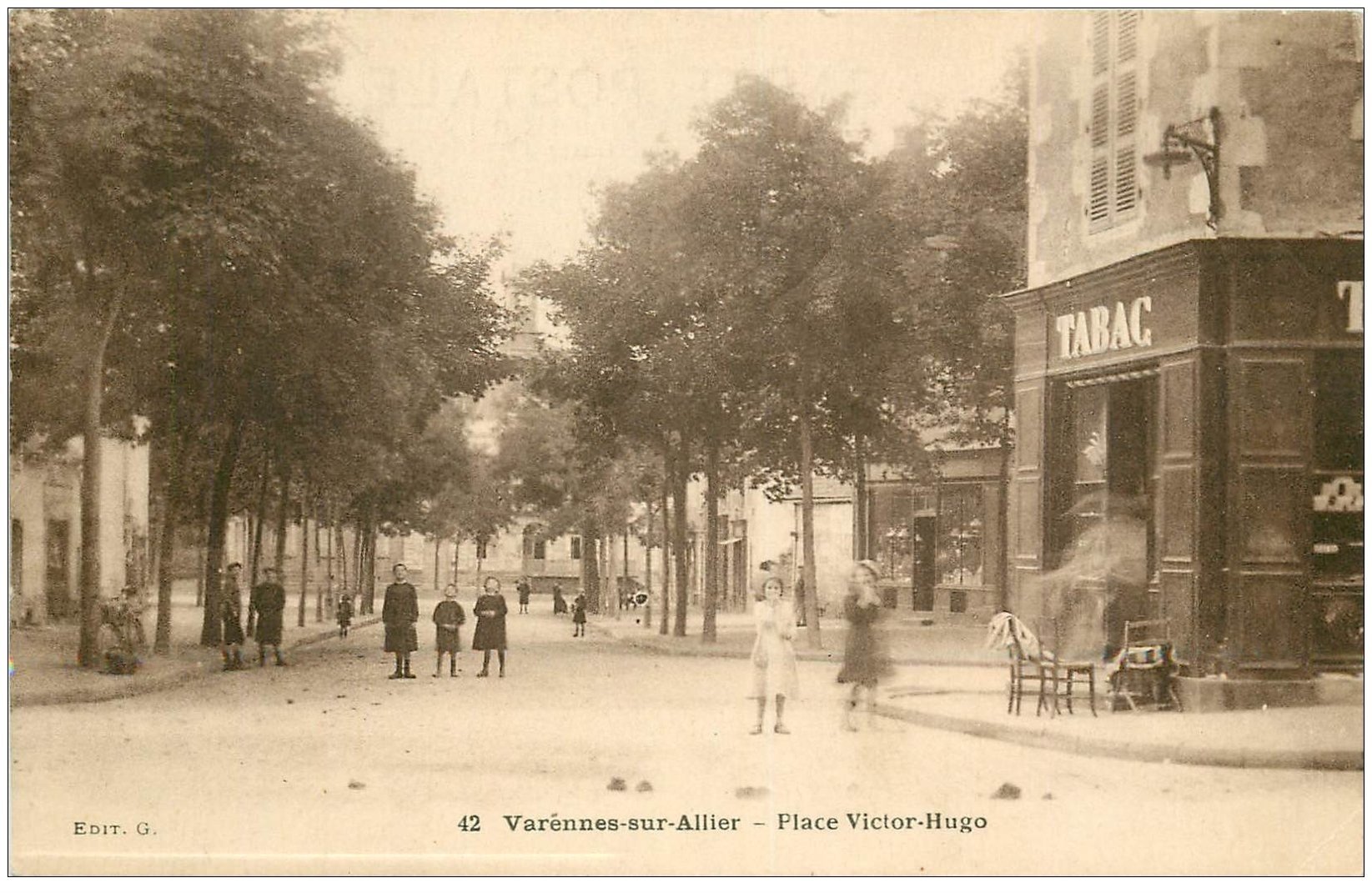 carte postale ancienne 03 VARENNES-sur-ALLIER. Tabac Place Victor-Hugo