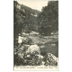 carte postale ancienne 25 LE SAUT DU DOUBS. Pêcheur sur le Doubs après sa chute. Verso blanc...