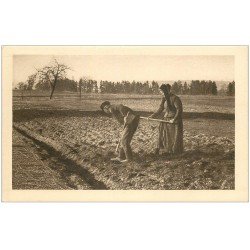 carte postale ancienne 25 MORTEAU. Chocolat Klauset Le Locle. Agriculteurs binant la Terre