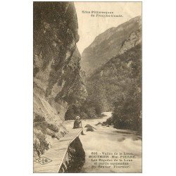 carte postale ancienne 25 MOUTHIER-HAUTE-PIERRE. Les Rapides de la Loue Sentier Fournier. Personnage assis 1923
