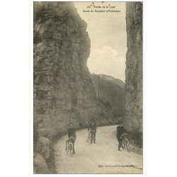 carte postale ancienne 25 VALLEE DE LA LOUE. Cyclistes Route de Mouthier à Pontarlier 1912
