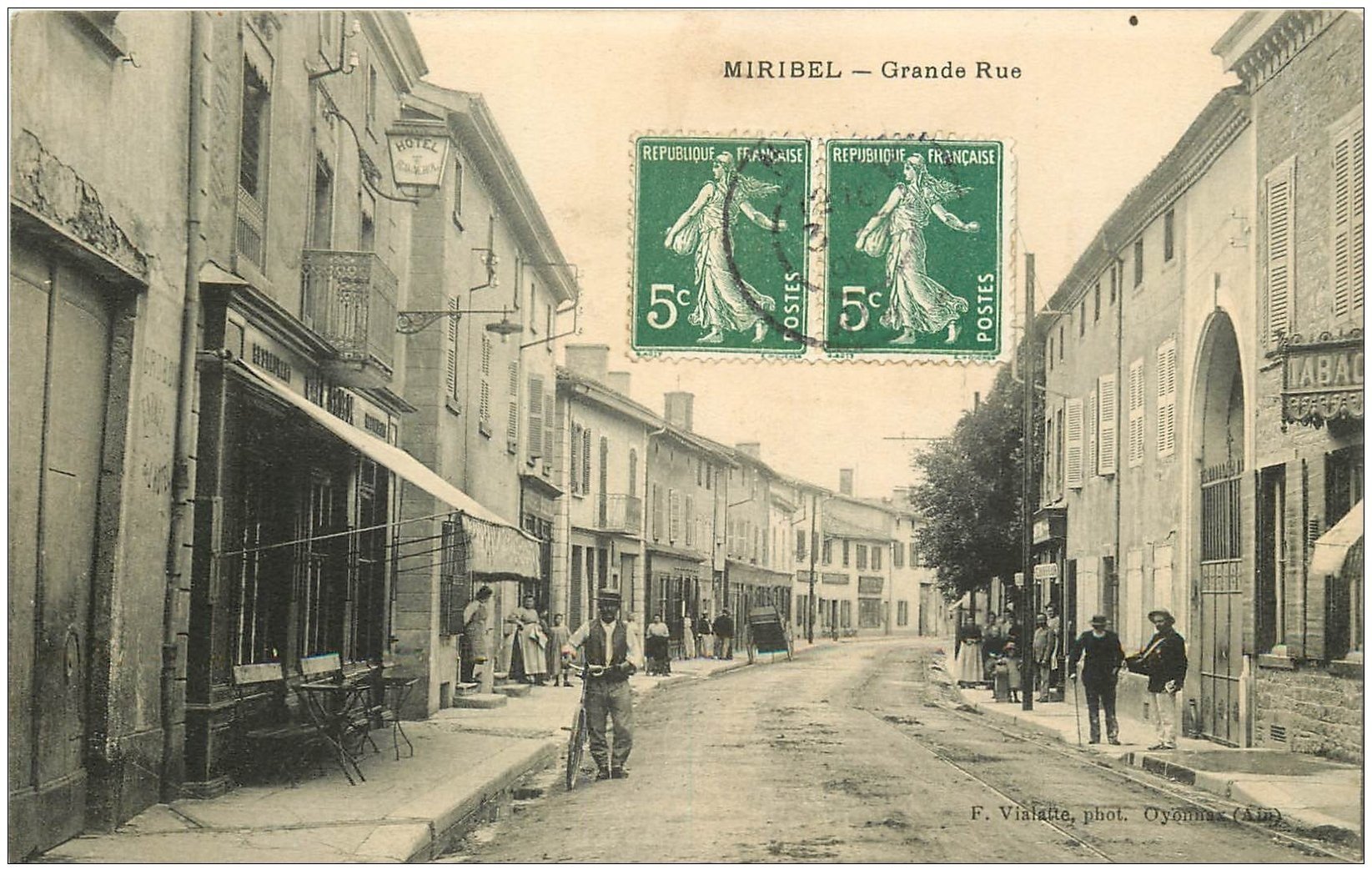 carte postale ancienne 01 MIRIBEL. Grande Rue 1909. Coiffeur Tabac
